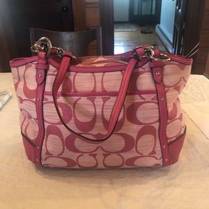 Pink Coach purse in excellent condition